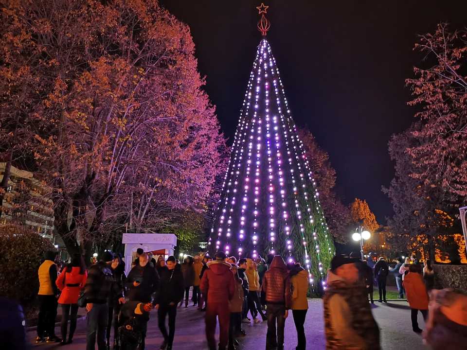 A fost pornit iluminatul festiv de Crăciun, la Târgoviște. Când vine Moșul